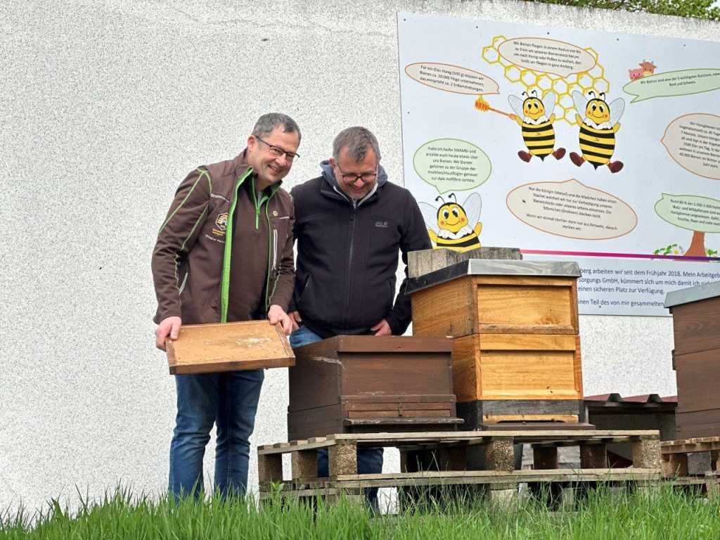 Bernhard Stiegler, Betreuer Lehrbienenstand und Michael Bieda, Betreuer der Stadtwerke-Bienen und Mitglied beim BZV Amberg e.V.